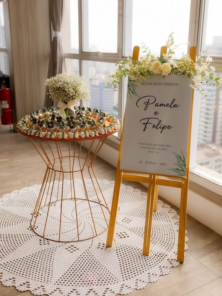 Mesa de boas-vindas de casamento com lembrancinhas e placa personalizada